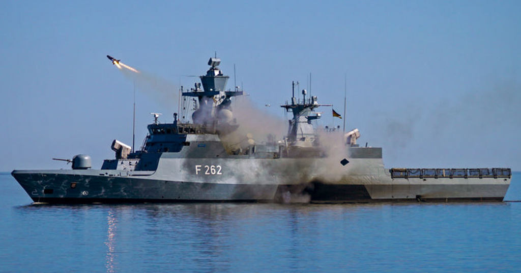 Корвет типу Braunschweig зробив пуск ракети RBS-15. Фото: МО Німеччини
