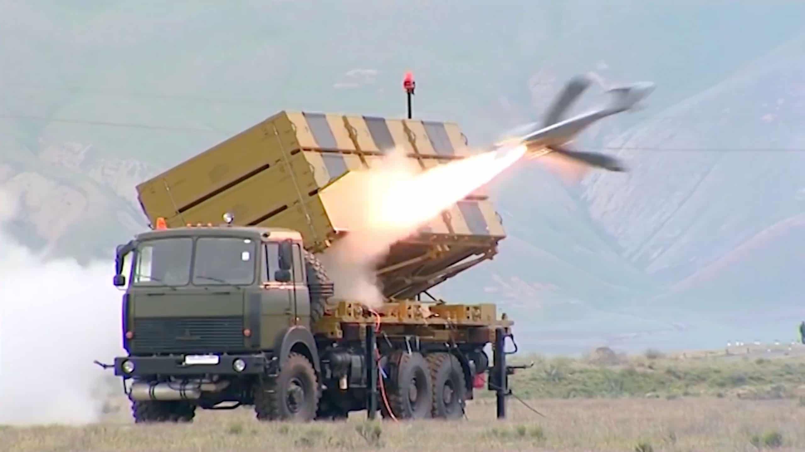 Автомобіль МАЗ з транспортно-пусковими контейнерами для БПЛА Harop