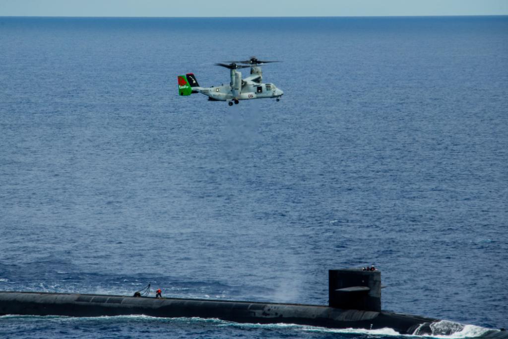 Доставка вантажу на підводний човен USS «Henry M. Jackson». Фото: ВМФ США