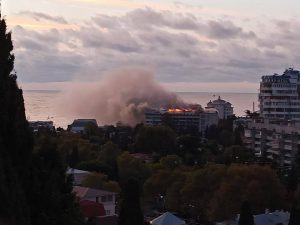 В окупованій Ялті горить військовий санаторій