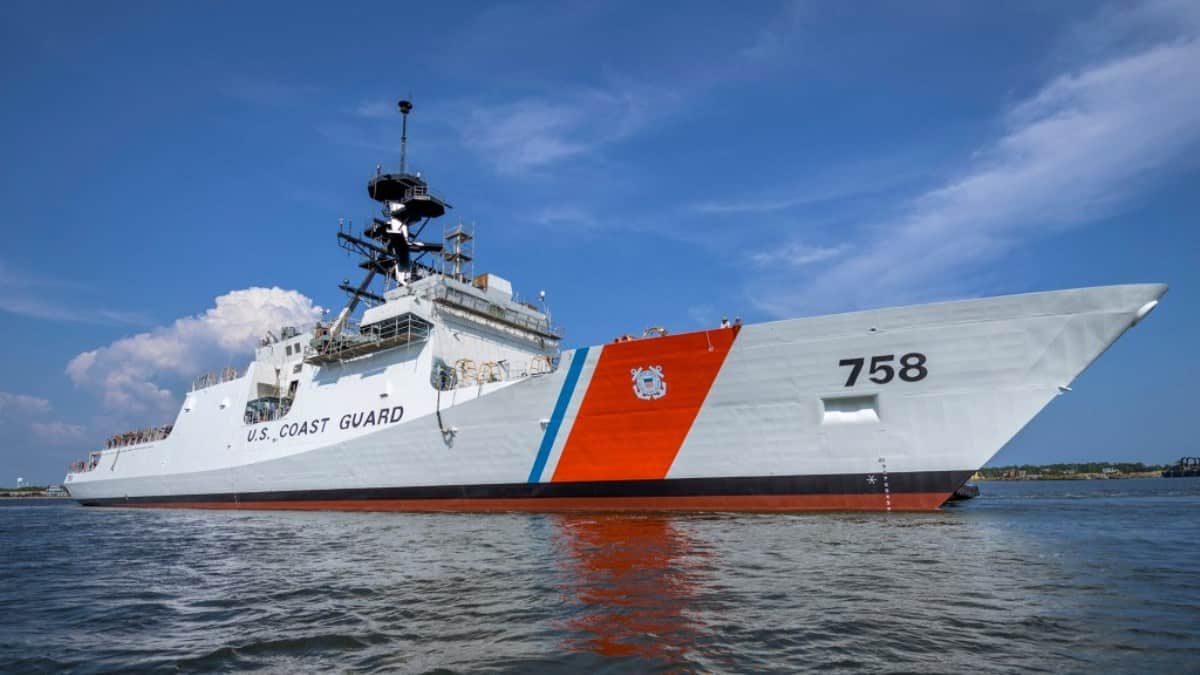 Найпотужніший корабель Берегової охорони США помітили біля танкера під російським прапором Bella 1