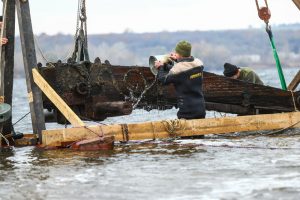 У Запоріжжі з Дніпра дістали гарматний лафет XVII-XVIII століття