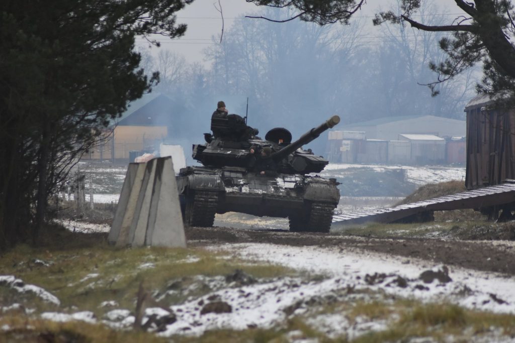 Танк Т-64БВ на навчаннях з наступу у місті. Грудень 2020. Фото: ЗСУ