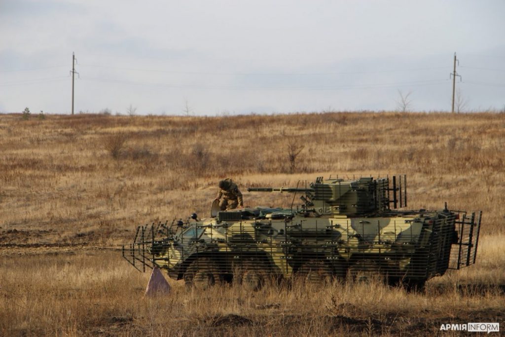 Бронетранспортер БТР-4Е під час навчань на Донбасі