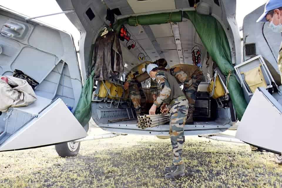 Перевезення майна індійського контингенту на гелікоптері Мі-8 1