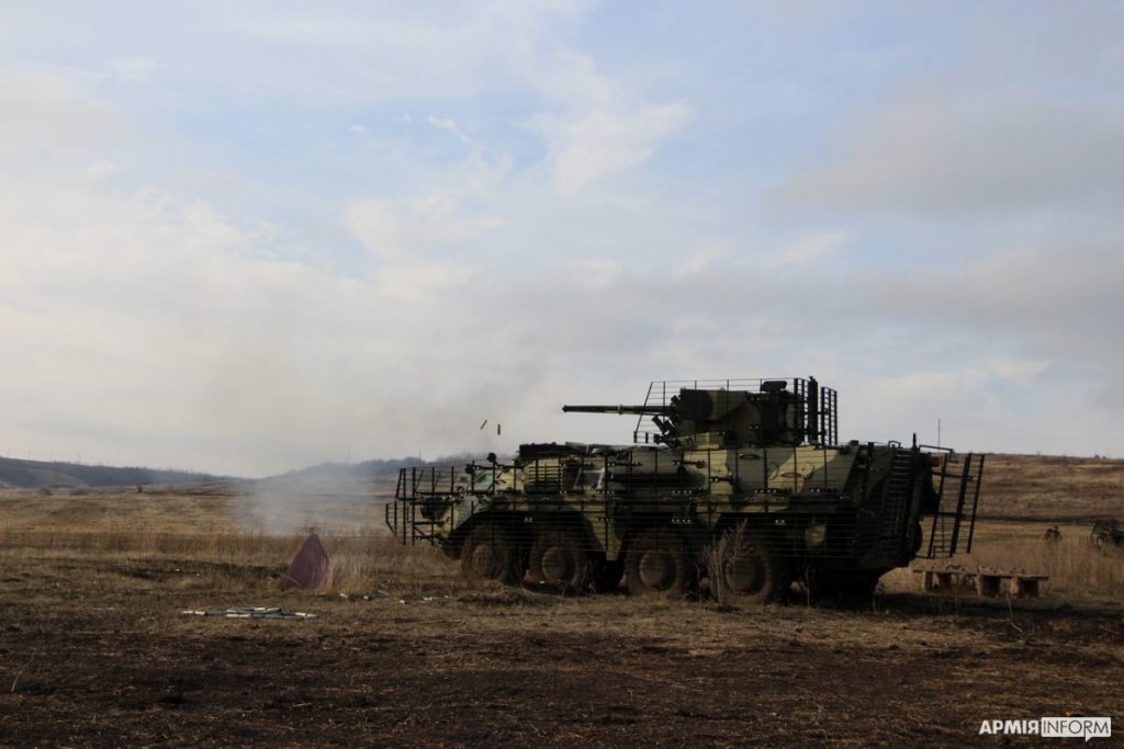 Стрільби бронетранспортеру БТР-4Е на одному з полігонів на Донбасі