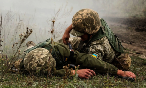 Поблизу Пісок снайпер поранив нашого воїна