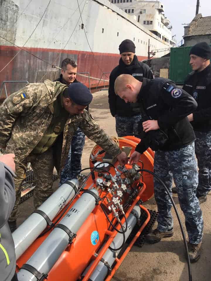 Волонтери доставили у Водолазну школу мобільну барокамеру