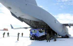 Повітряні сили Австралії доставили спеціальні автомобілі до Антарктиди