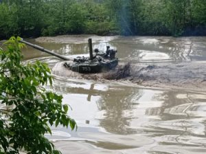 Білоруські танкісти тренуються форсувати водні перешкоди