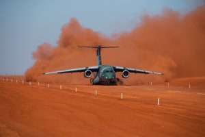 Літак KC-390 Millennium випробовують на грунтовій злітно-посадковій смузі