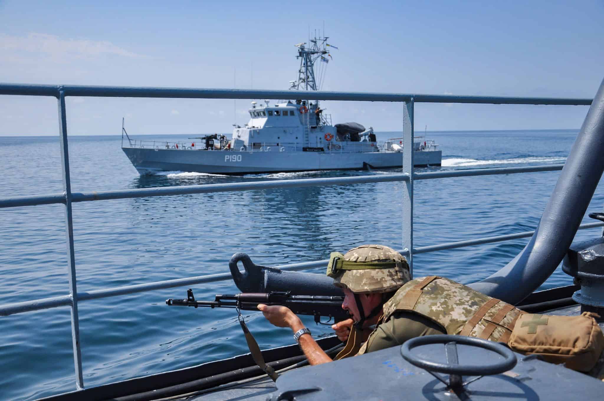 Екіпажі ВМС відпрацювали відбиття нападу під час переходу до Грузії