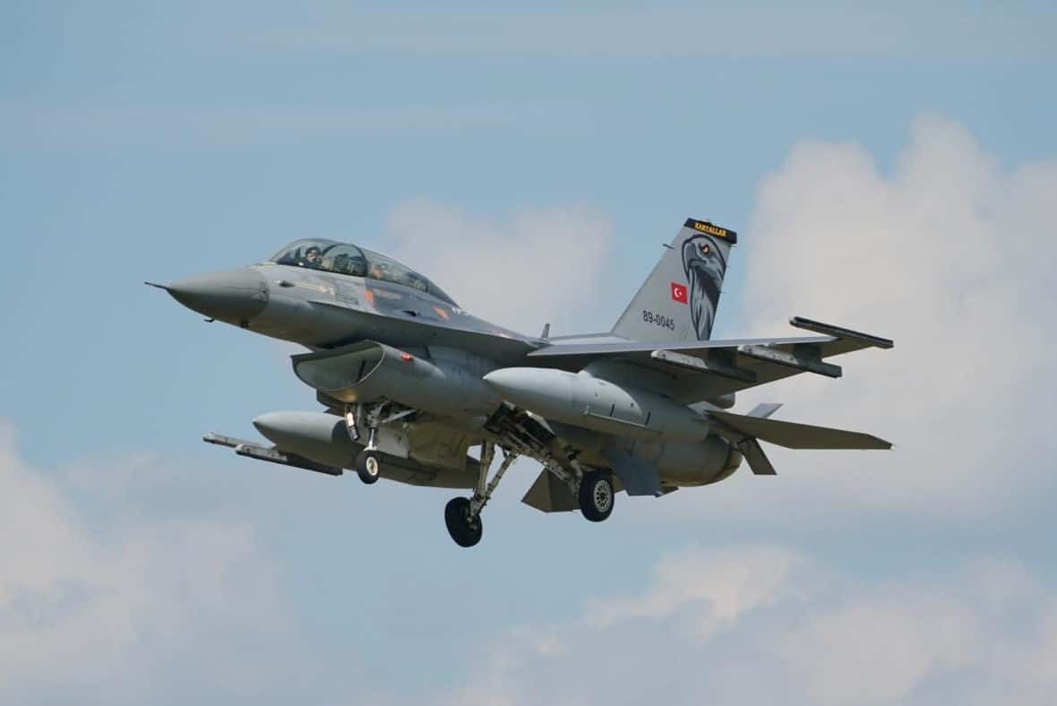 Турецький багатоцільовий винищувач F-16 на авіабазі в Польщі