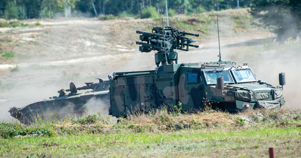 ЗРК ближньої дії Poprad на фоні бронемашини BWP-1 на навчаннях "Ryś-21". Вересень 2021. Фото: Міноборони Польщі