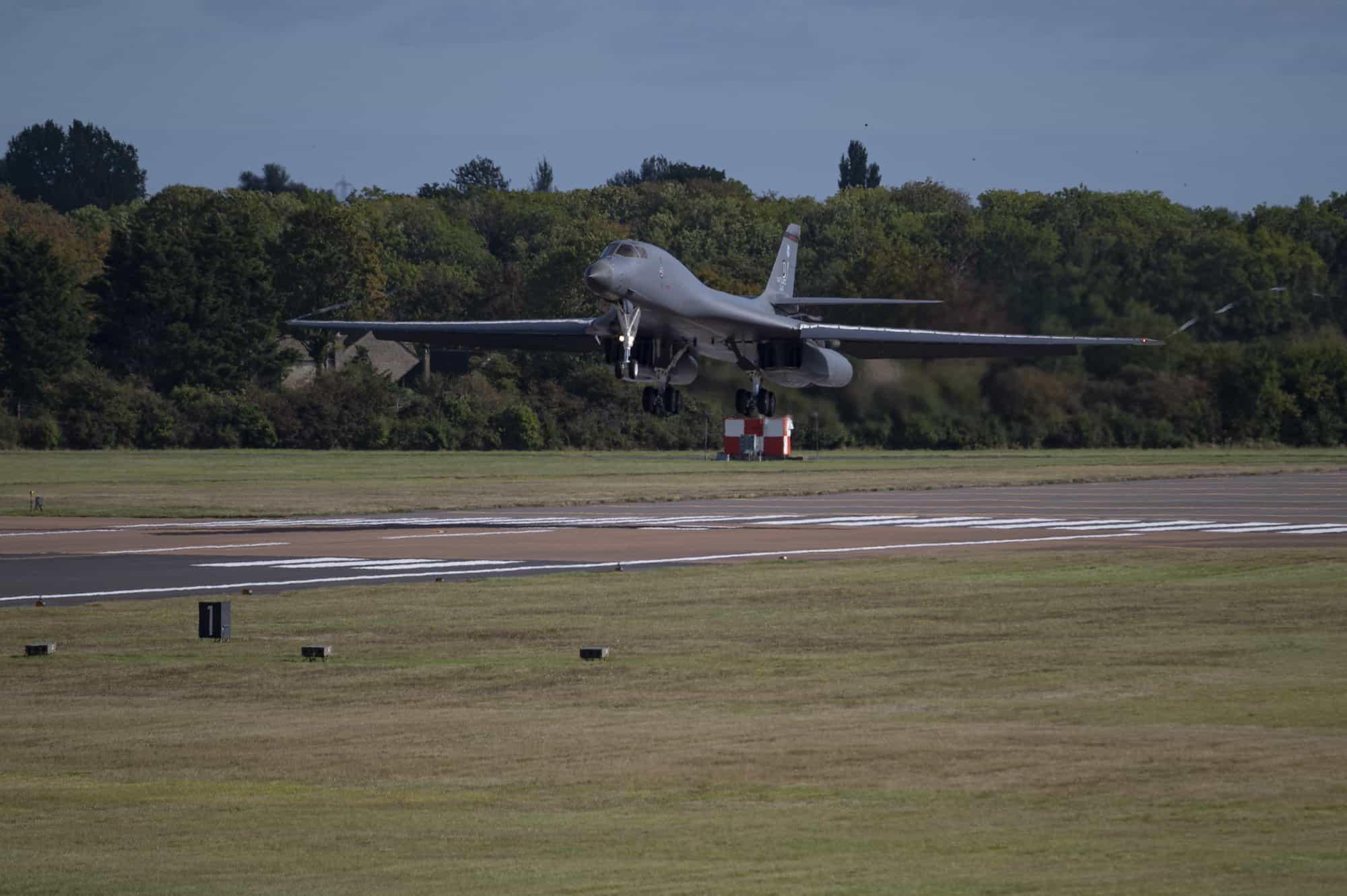 B-1 повернулись в Європу