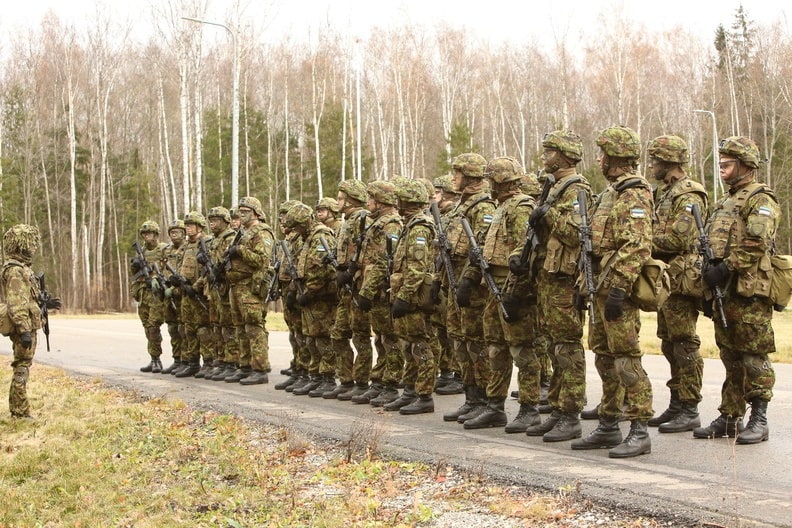 Естонія викликає резервістів для зведення загороджень на кордоні з Росією