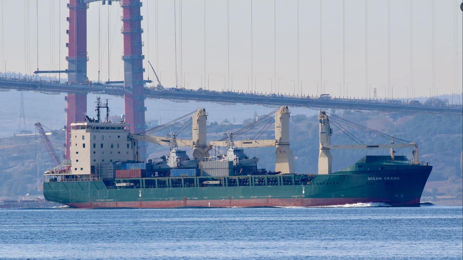 Судно з двома патрульними катерами Island для ВМС України пройшло Дарданелли