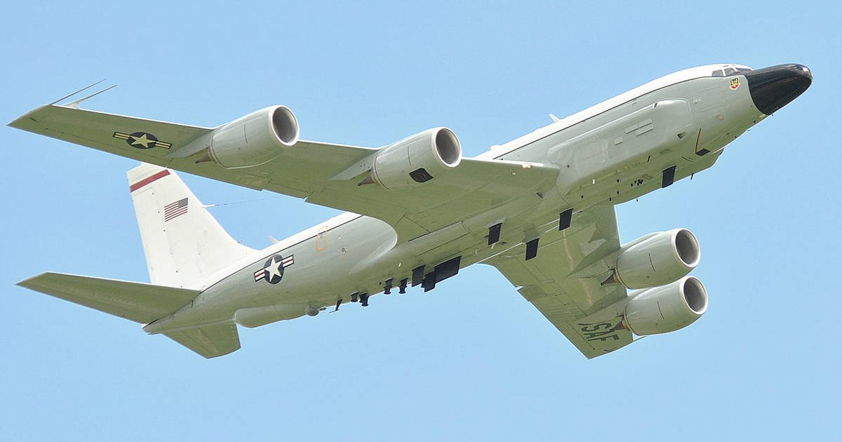 Військовий літак США RC-135W проводить розвідку Донбасу