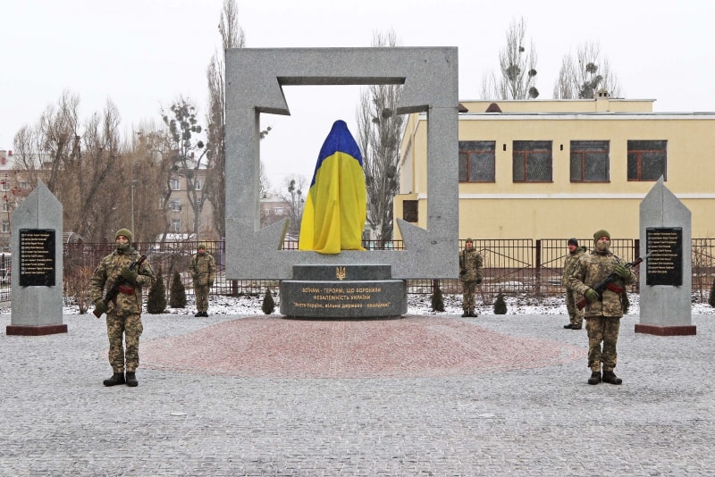 Пам'ятник загиблим воїнам у Новомосковську перед урочистим відкриттям