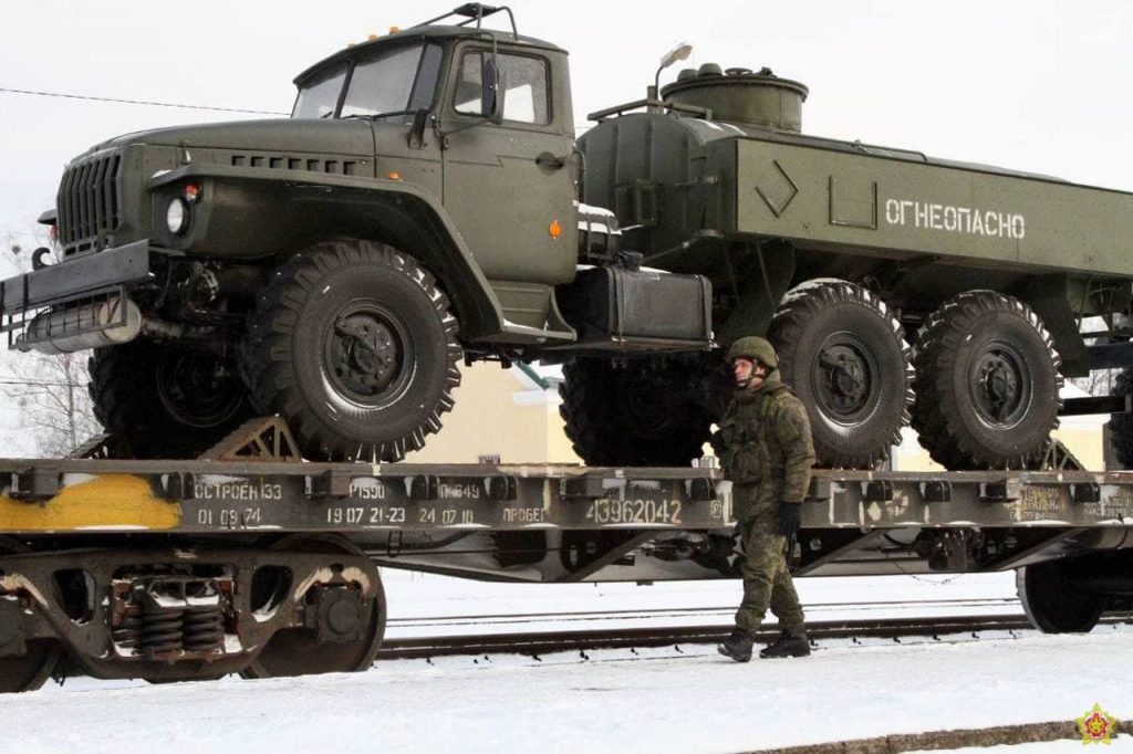 Паливозаправник на базі «Урал» на ешелоні з технікою 155-ї бригади російських морпіхів у Білорусі