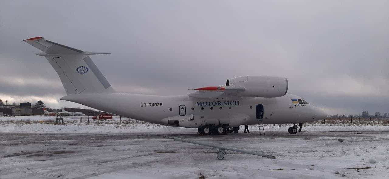 Харківські авіаремонтники передали замовникам два Ан-74