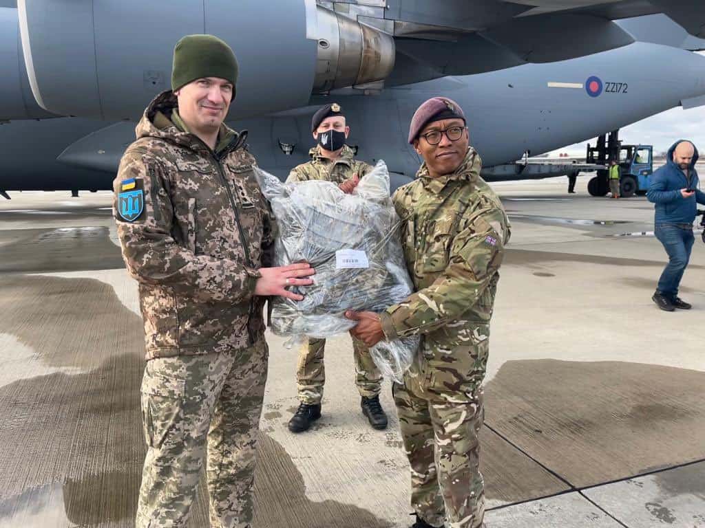 The UK hand over the military aid for territorial defense forces