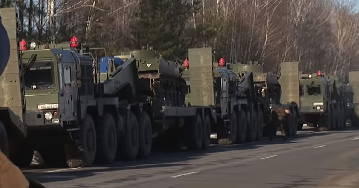 У Білорусі для передислокації техніки задіяно нові тягачі МЗКТ-7415