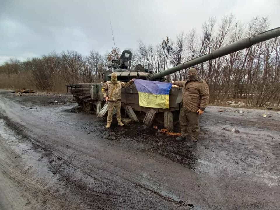 Т-72Б3М військових Росії та бійці української тероборони на Сумщині