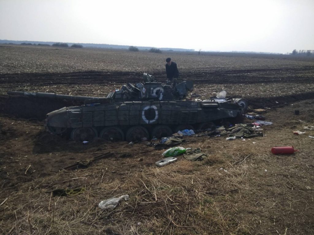 Захоплений російський танк Т-72Б на Чернігівщині. Березень 2022. Фото: Оперативне командування Північ