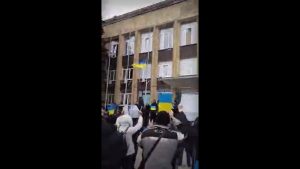 Мешканці окупованого Куп’янська влаштували мітинг і підняли синьо-жовтий прапор