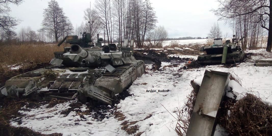 Ukrainian forces captured the abandoned T-80U tank of the Russian army