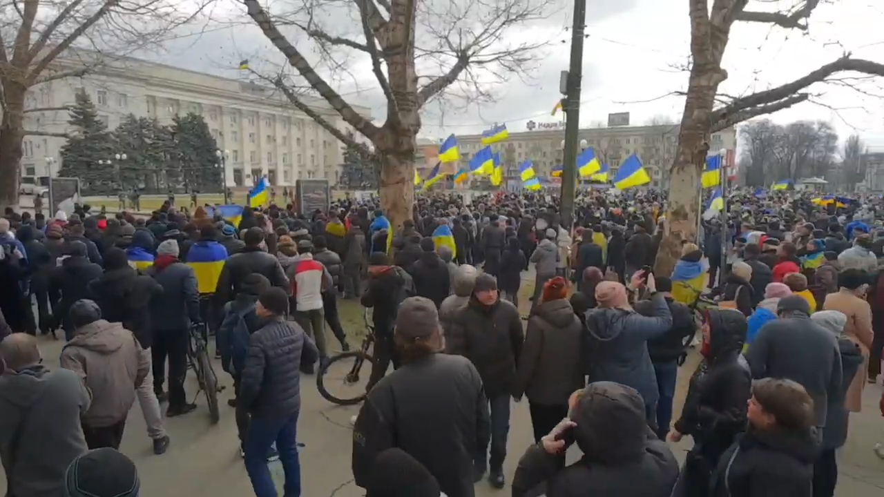 Херсон повстає проти окупантів – тисячі людей на вулицях