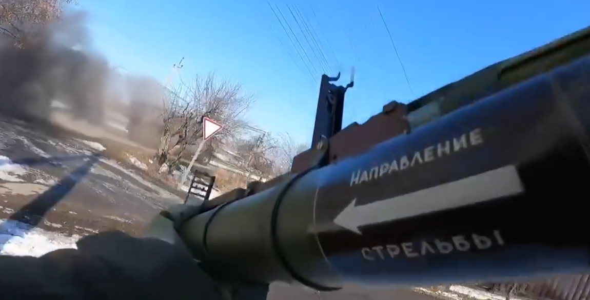 In Ukraine, russian soldiers are being hunted with RPGs from cars