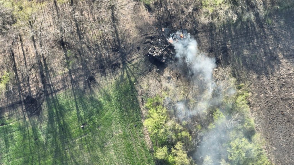 Знищені танки російських військових у Донецькій області. Квітень 2022. Фото: @Blue_Sauron