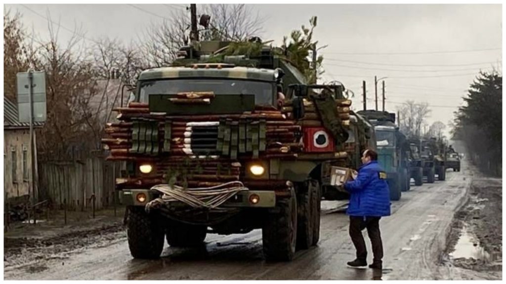 Вантажівка російських військових з імпровізованим захистом. Квітень 2022. Фото: @HKaaman