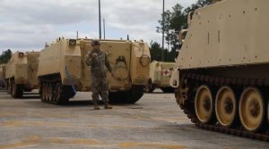 Військові США вантажать бронетранспортери M113 для України