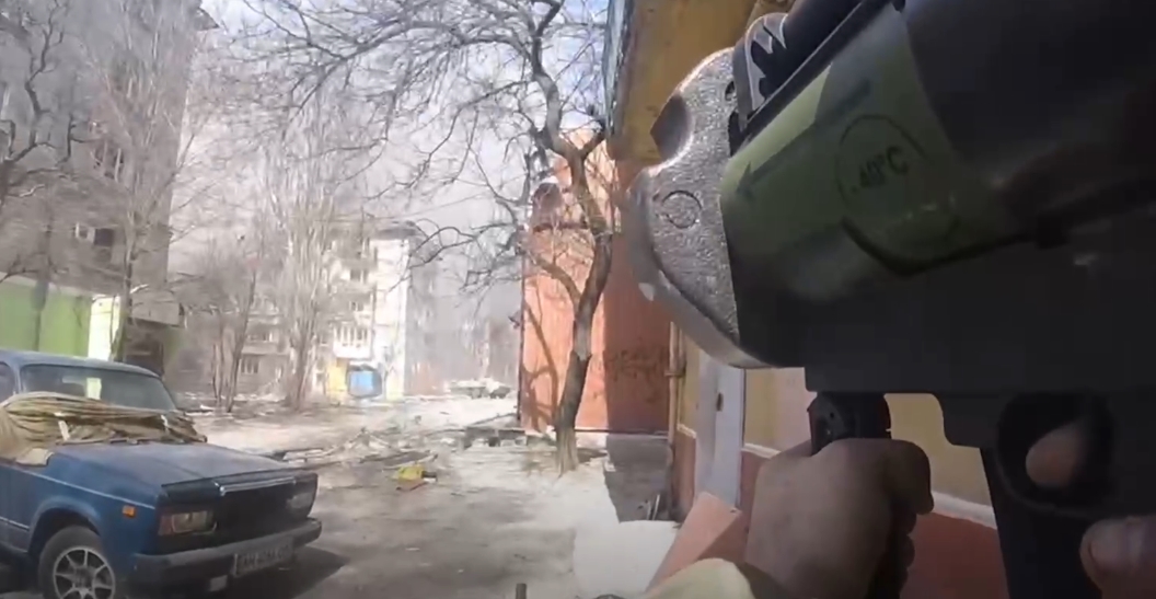 Defenders of Mariupol hit the armored personnel carrier of the Russians with a grenade launcher from Germany