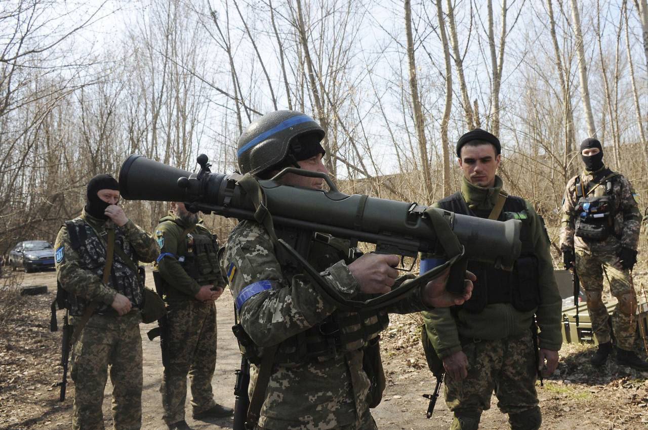 Soldiers of the Kharkiv Territorial Defense are being trained to operate Swedish Carl-Gustaf grenade launchers