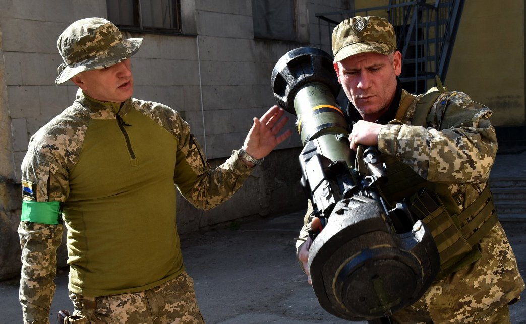 Ukrainian defenders continue to master the NLAW anti-tank systems