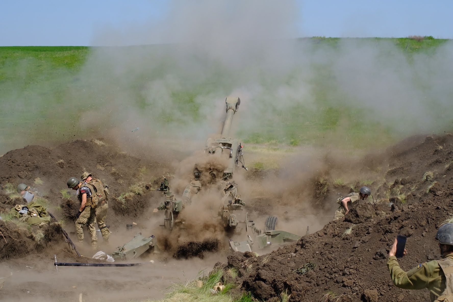 Ukrainian artillerymen are mastering American M777 howitzers