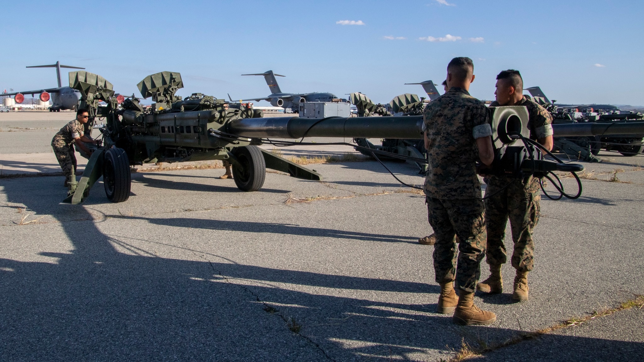 US Marines have demonstrated how the M777 bound for Ukraine are being loaded