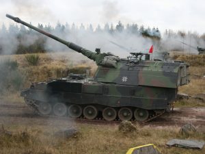 The Ukrainian servicemen are mastering the 155-mm PzH-2000 ACS