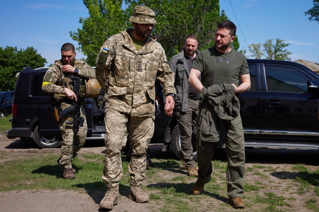 President visits Southern and Eastern frontline positions of Ukrainian defenders