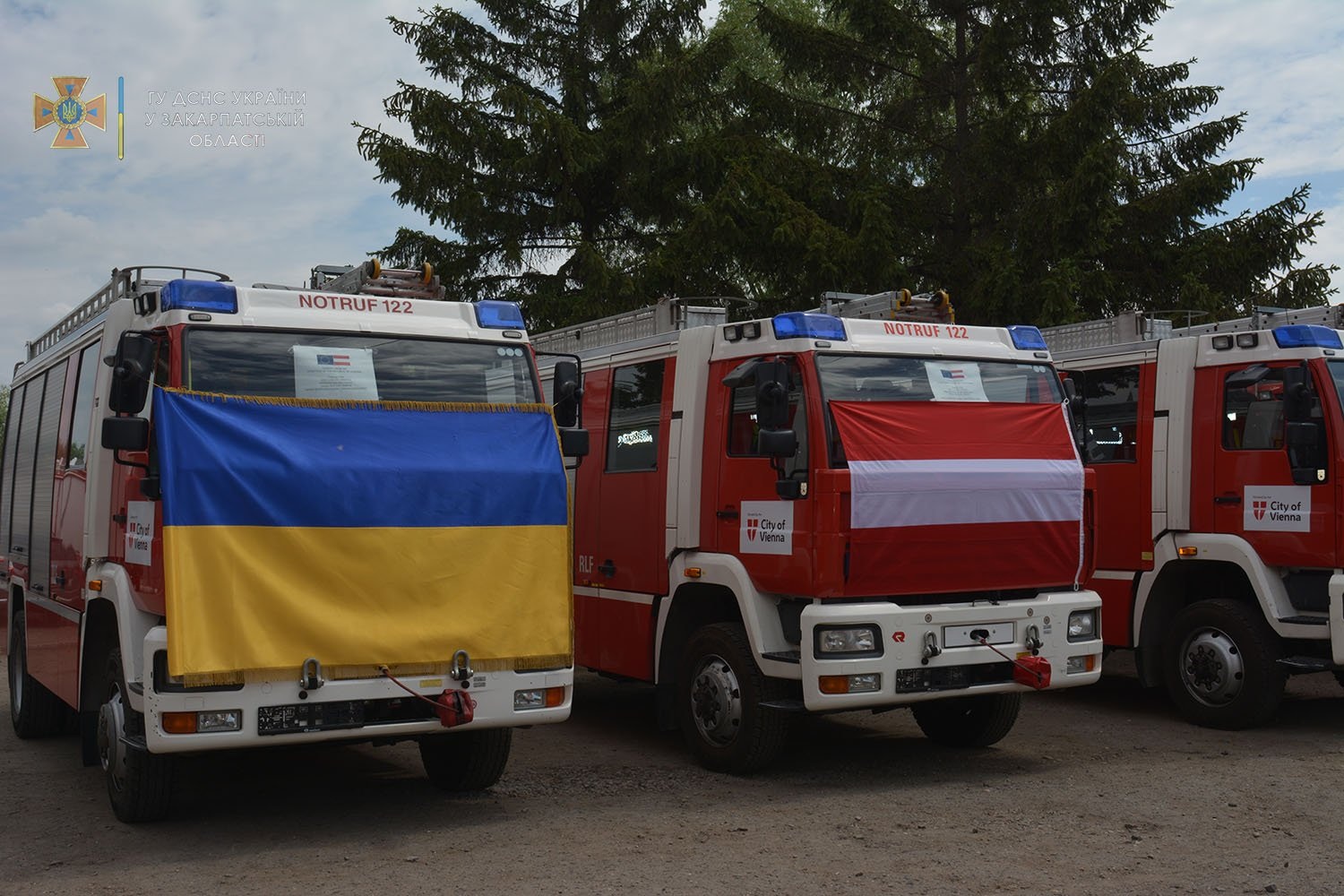 Ukraine receives fire rescue equipment, resuscitation vehicles from Austria