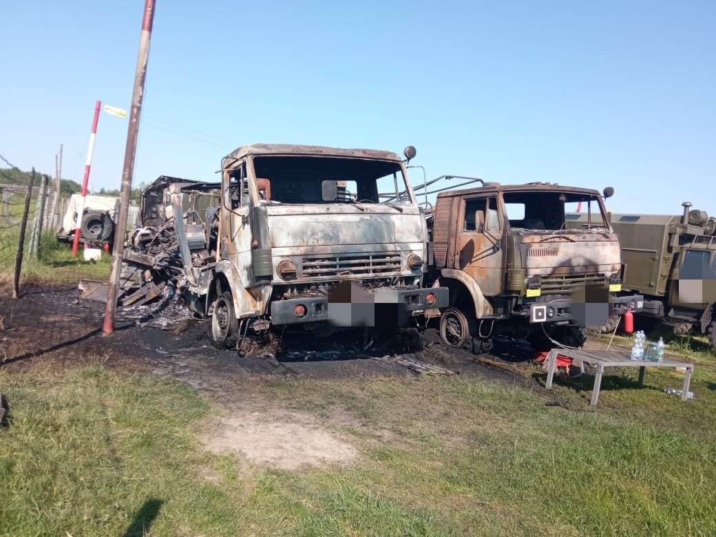 Згоріла техніка: фото наслідків пожежі у військовій частині у Брянській області Росії