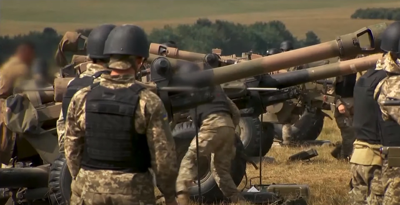 Ukrainian military mastering M270 MLRS and 105-mm L118 howitzers in Great Britain