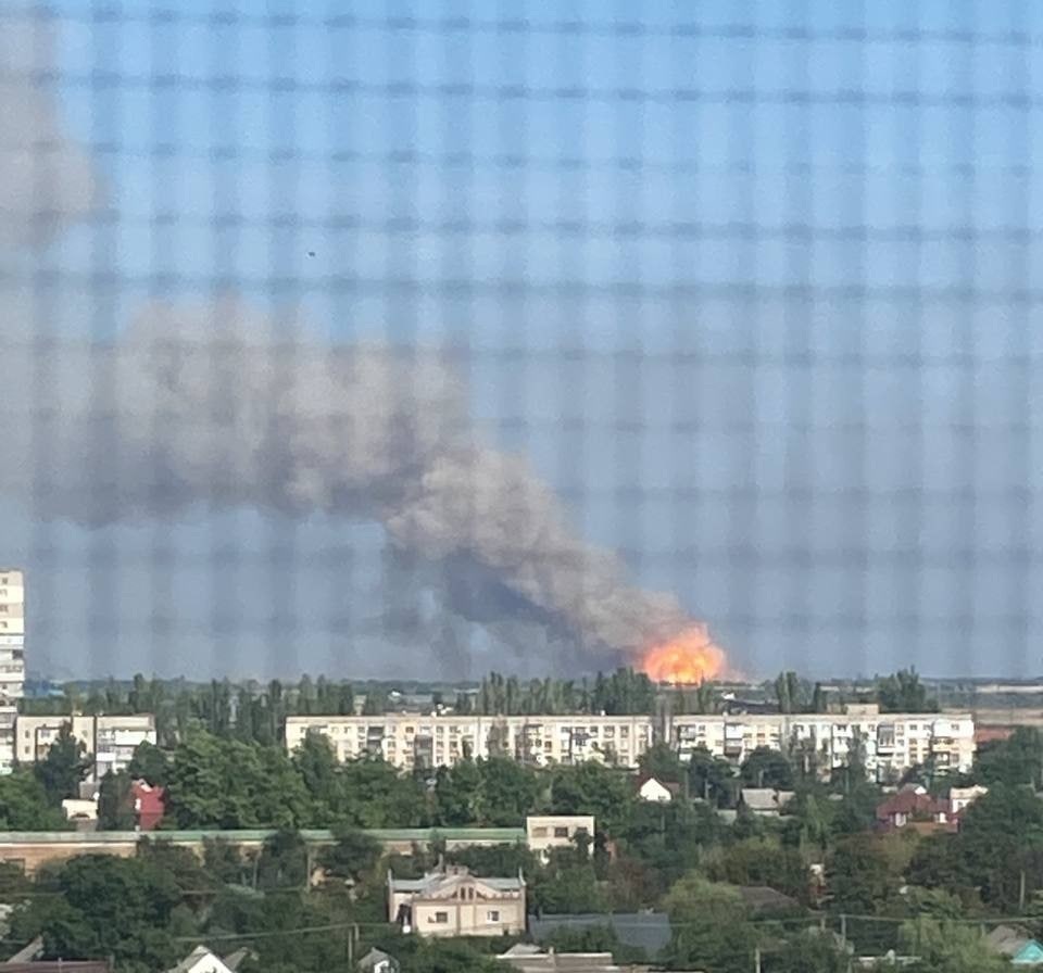 Біля Херсону горять та вибухають склади боєприпасів російських окупантів