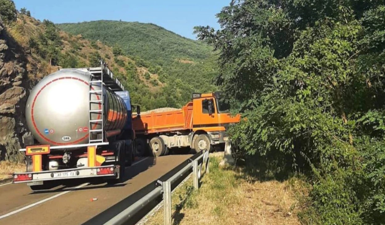 У Косово місцеві серби заблокували дороги до Сербії