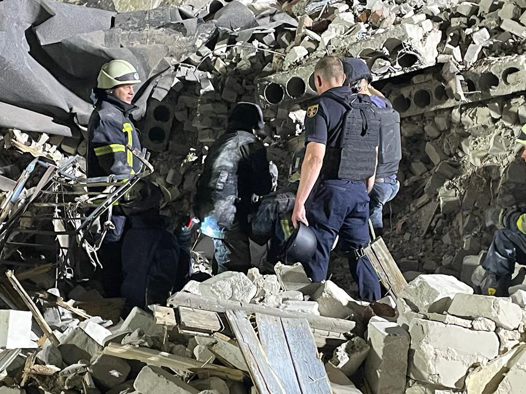 Розбір завалів після обстрілів багатоповерхівки в місті Часів Яр на Донеччині, 10 липня 2022 Фото: Донецька ОВА