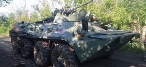 Українські військові під Ізюмом захопили “парадний” БТР-82А і танк Т-72